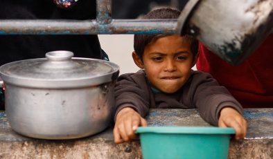 Gazze’de çocuklar açlıktan ölmeye başladı