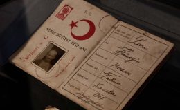 Mübadil atalarının eşyalarını 25 yılda bir araya getirdi