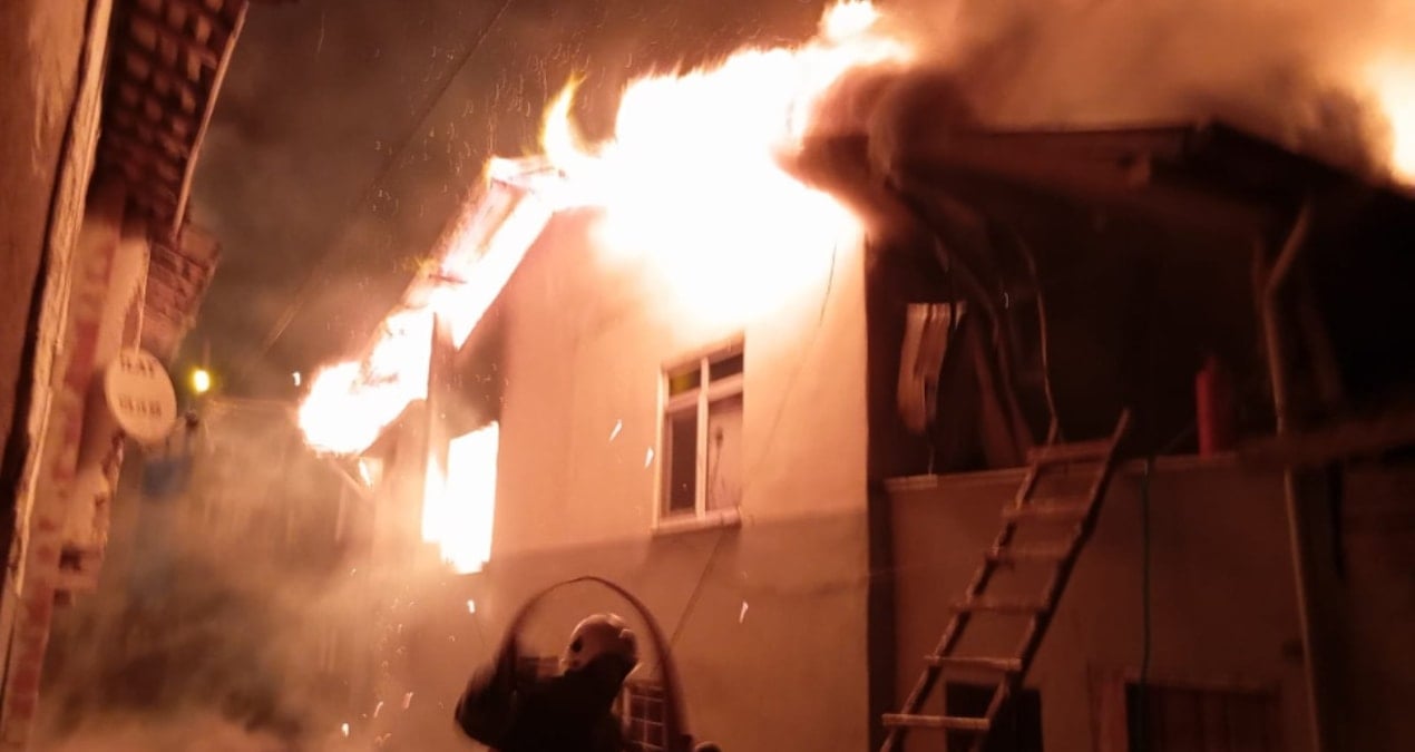 Tokat’ta yangın 3 evi küle çevirdi